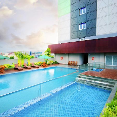 Ayola First Point Hotel Pekanbaru Exterior foto