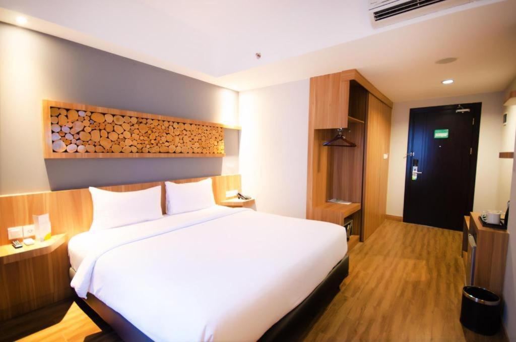 Ayola First Point Hotel Pekanbaru Exterior foto