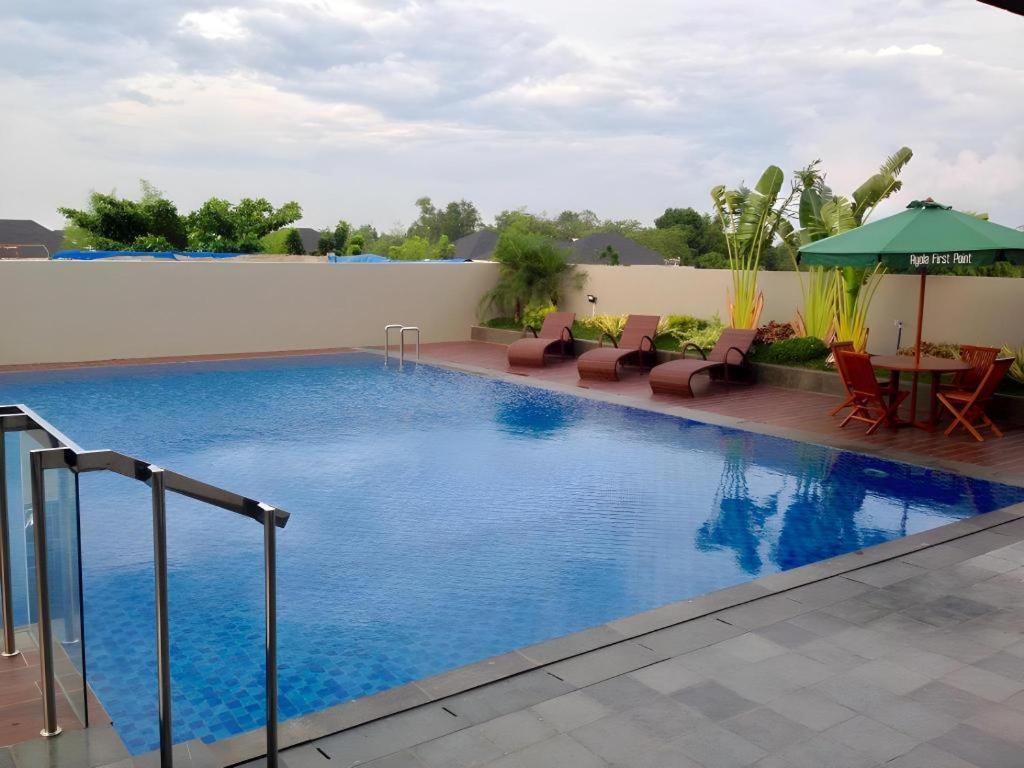 Ayola First Point Hotel Pekanbaru Exterior foto