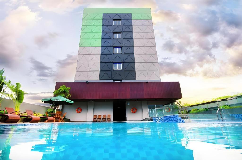 Ayola First Point Hotel Pekanbaru Exterior foto