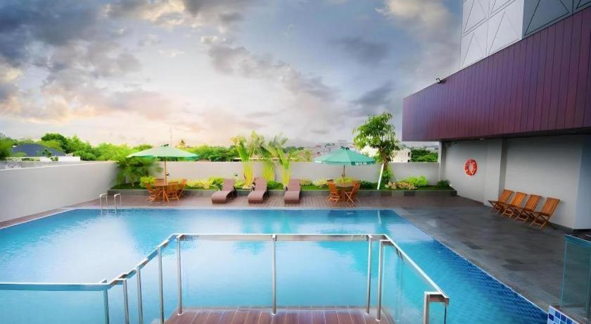 Ayola First Point Hotel Pekanbaru Exterior foto