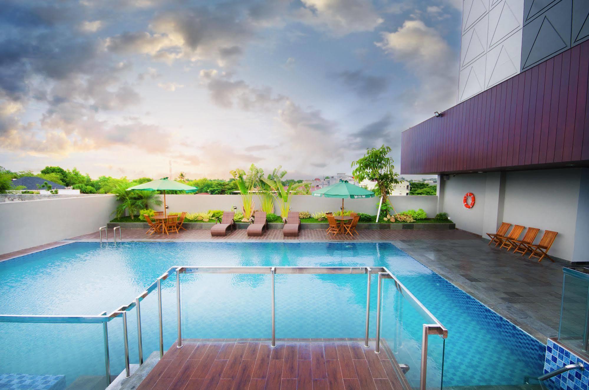 Ayola First Point Hotel Pekanbaru Exterior foto
