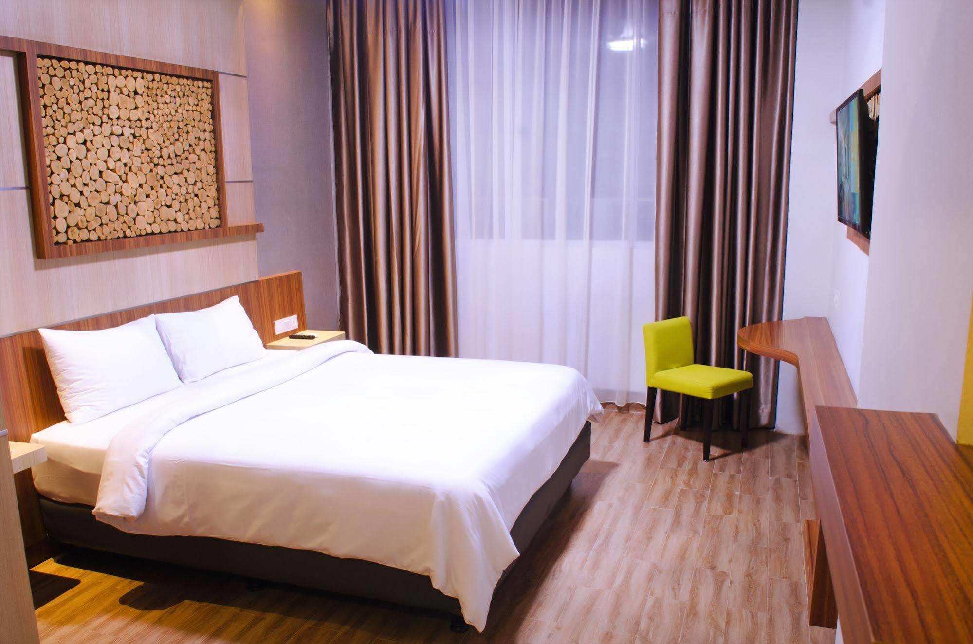 Ayola First Point Hotel Pekanbaru Exterior foto